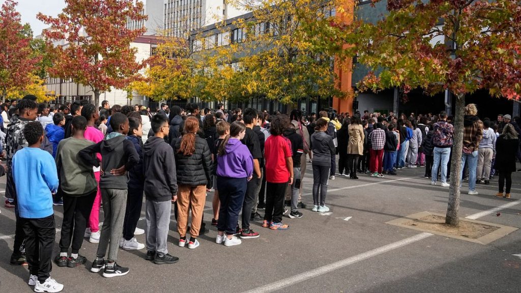L'élève adolescente poignarde et tue le membre du personnel pendant le chèque de sac au collège français