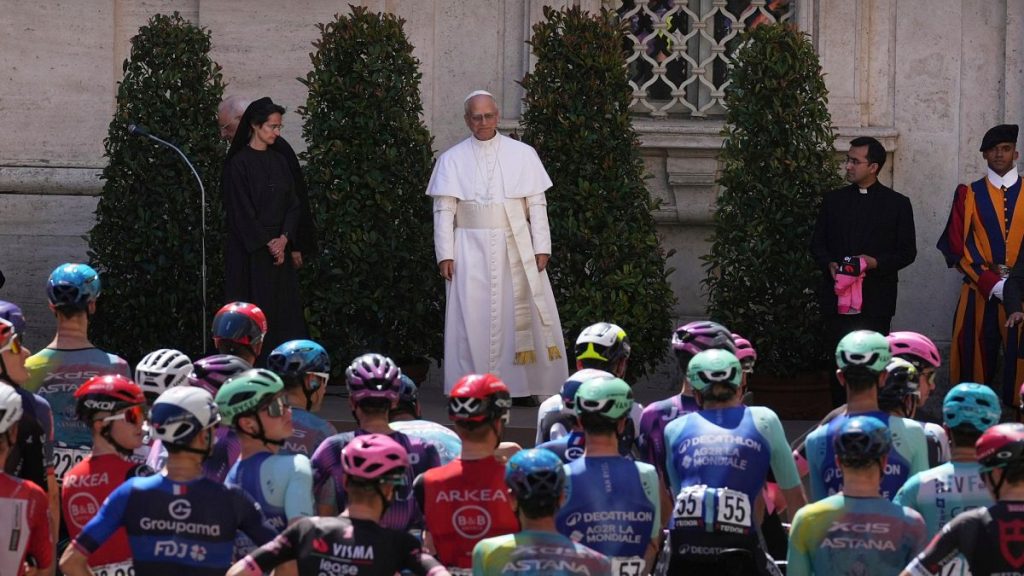 Les cyclistes reçoivent la bénédiction du pape Leo XIV dans la finale de Giro d'Italia
