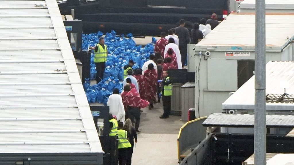 Les passages migrants britanniques ont atteint un niveau annuel alors que la pression des montées sur le gouvernement du travail