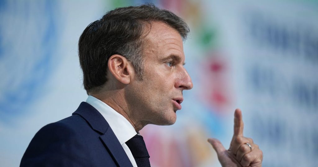 Macron dit qu'il interdira les médias sociaux pour les moins de 15 ans en France