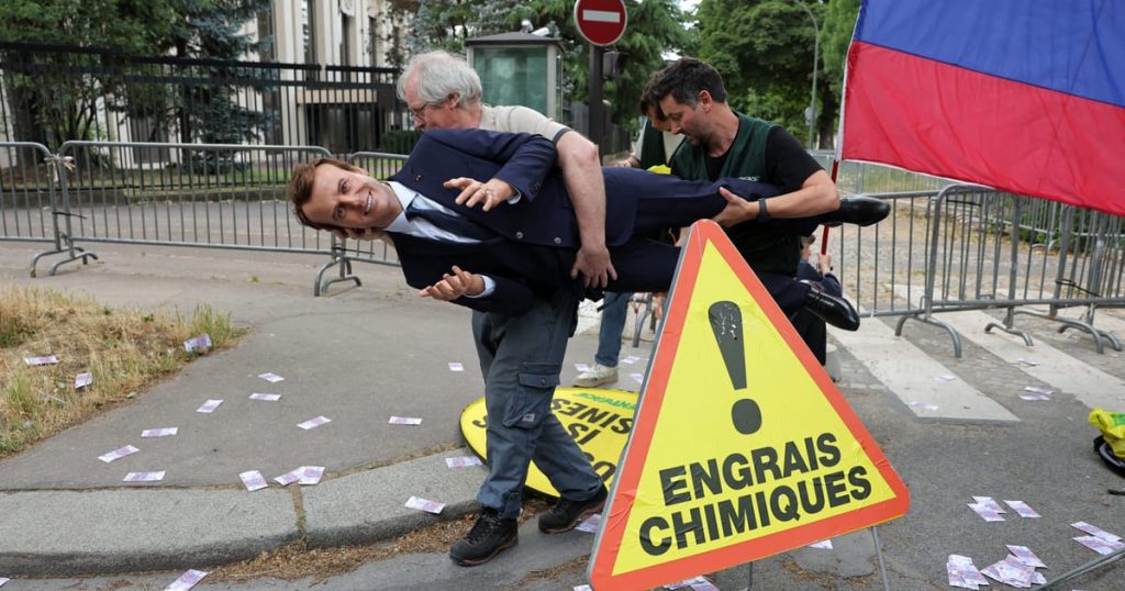 Statue de cire de macron volée au musée puis utilisée lors de la manifestation à l'extérieur de l'ambassade russe