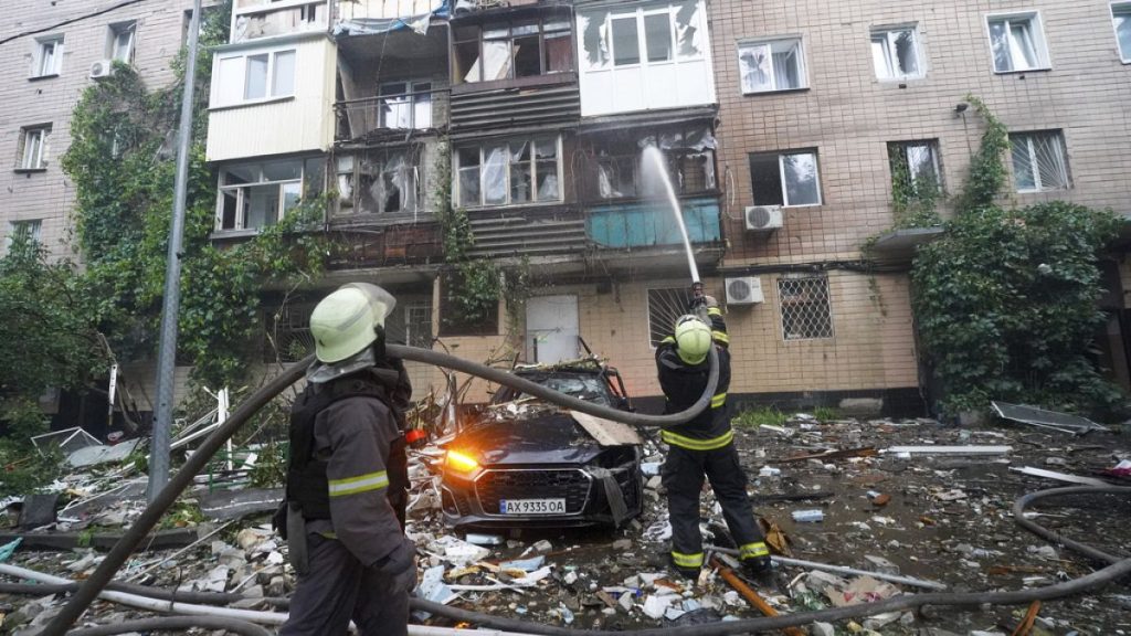 Une attaque aérienne russe massive cible Kharkiv, en tuant au moins trois