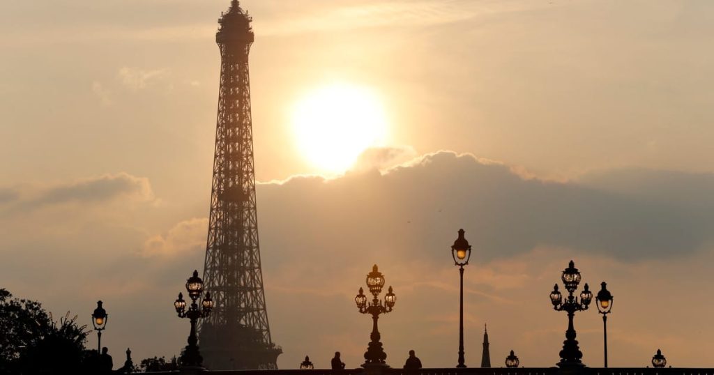 Le haut de la tour Eiffel fermée en raison de la chaleur extrême