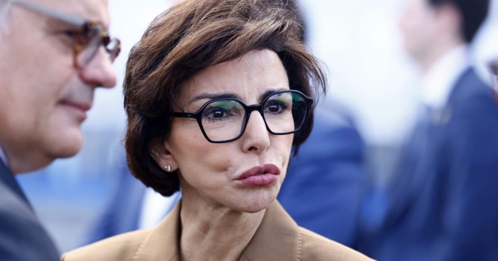 Le ministre de la Culture française et l'ancien exécutif de l'automobile fugitif pour faire face à un procès de corruption