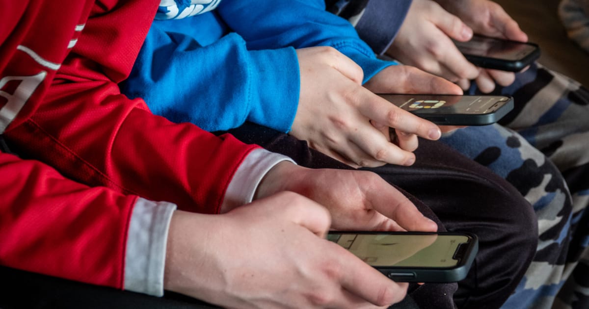 Les enfants sont dépendants des médias sociaux. Personne ne peut s'entendre sur une solution.