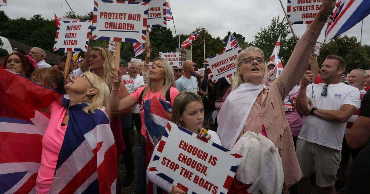 Les Angleterre des Angleterres accrochaient partout - applaudi par l'extrême droite