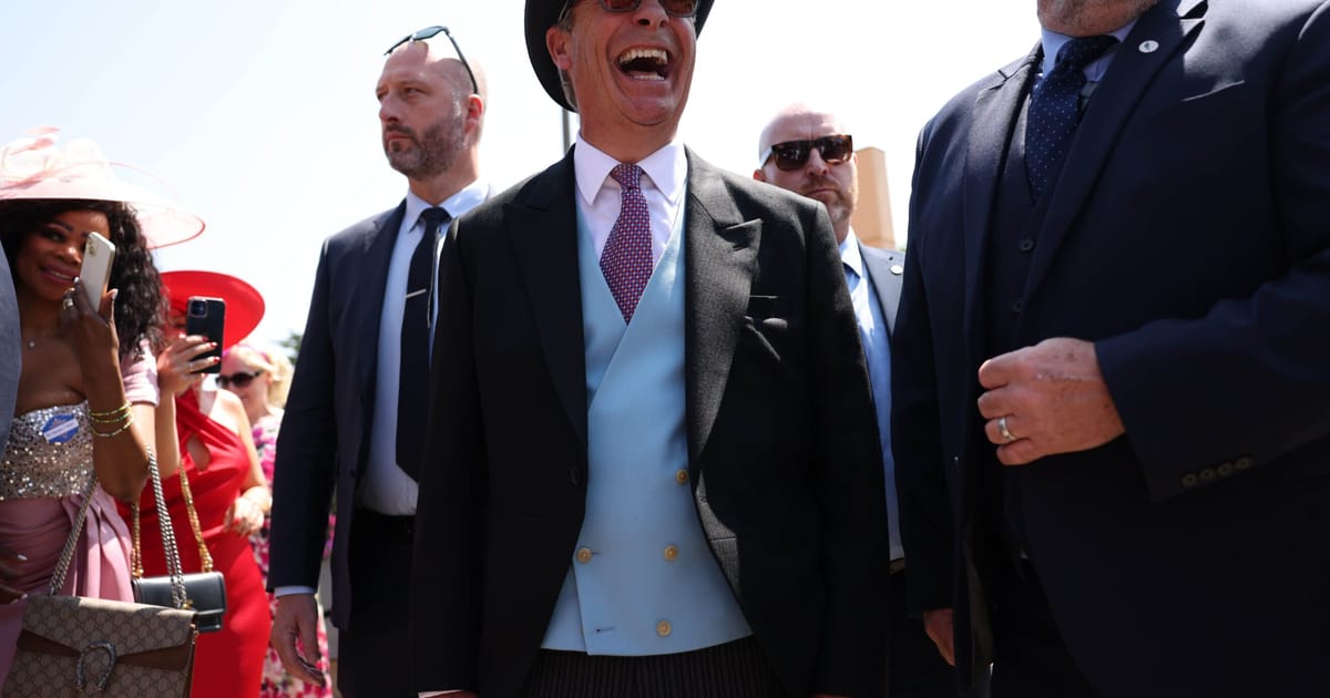 C'est Farage sur la droite! Reform UK lance un maillot de football.