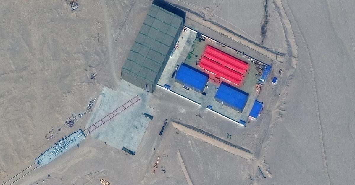 Des répliques de navires de guerre américains filmées en plein désert chinois