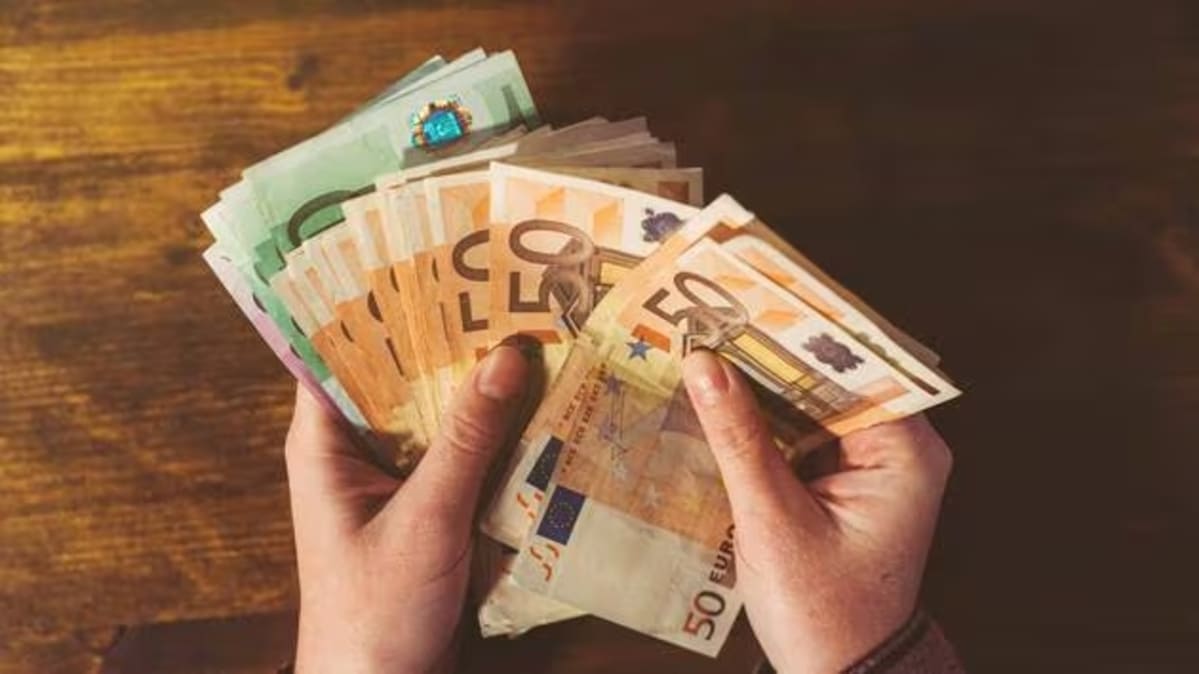 Elle touche 1 200 € par mois sans condition