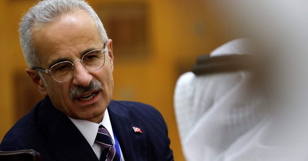 Le ministre des Transports Turquie a condamné à une amende après avoir publié une vidéo de lui-même