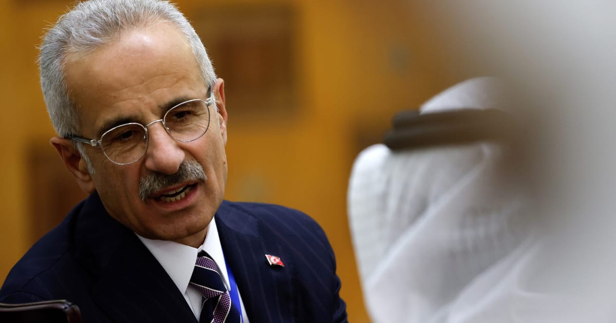 Le ministre des Transports Turquie a condamné à une amende après avoir publié une vidéo de lui-même