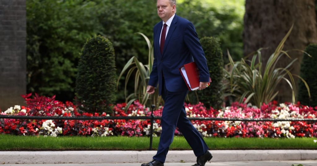 Le travail se bat contre Nigel Farage sur le Brexit