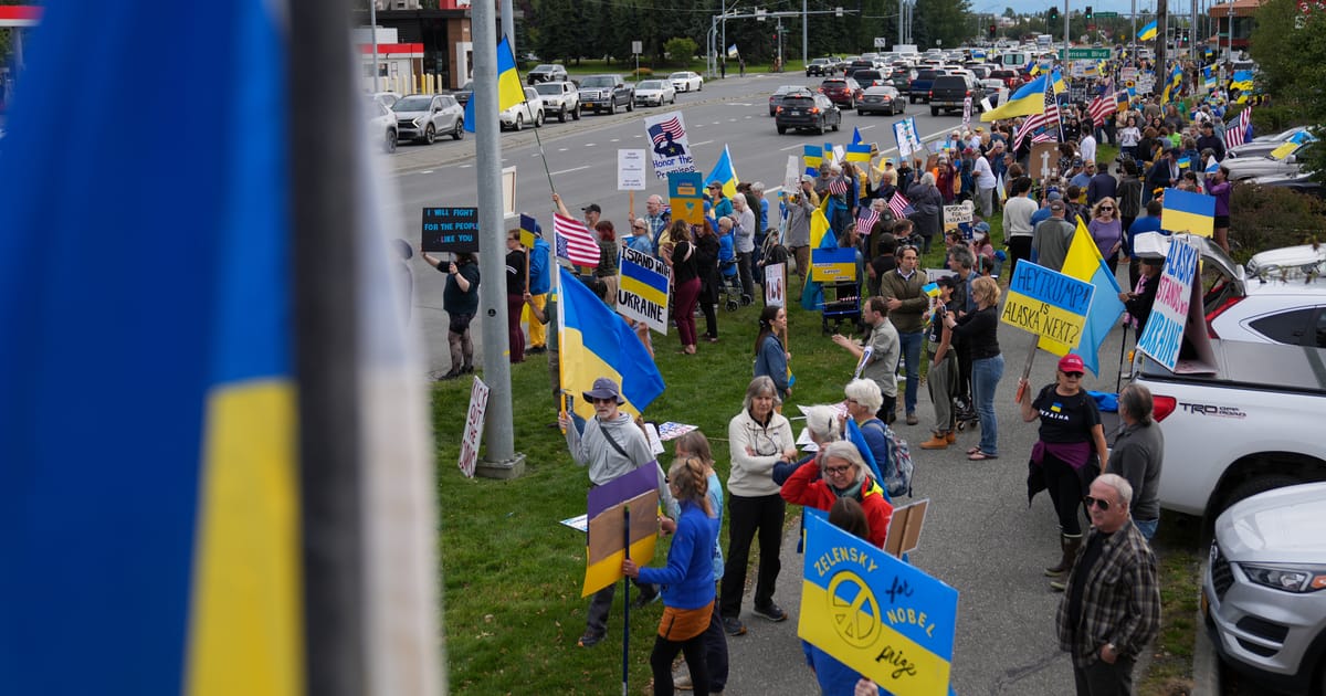 Les Alaskans accueillent Poutine avec des drapeaux ukrainiens, manifestant «le criminel de guerre qui traîne ici»