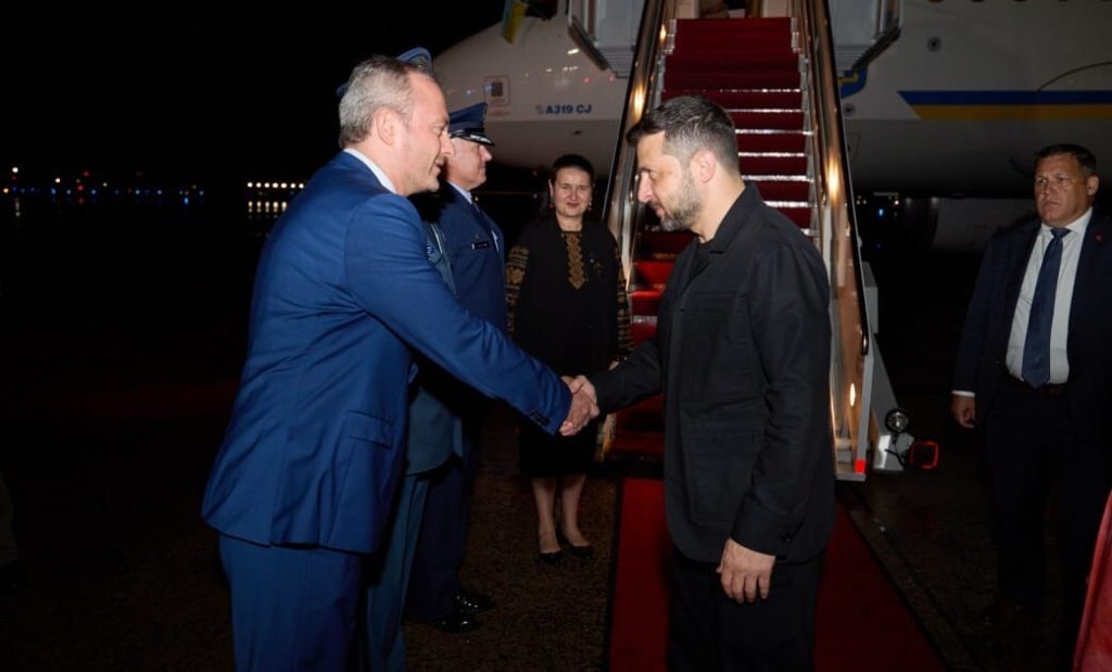 Zelenskyy pour porter un `` costume '' de style militaire à Trump Summit, dit le designer