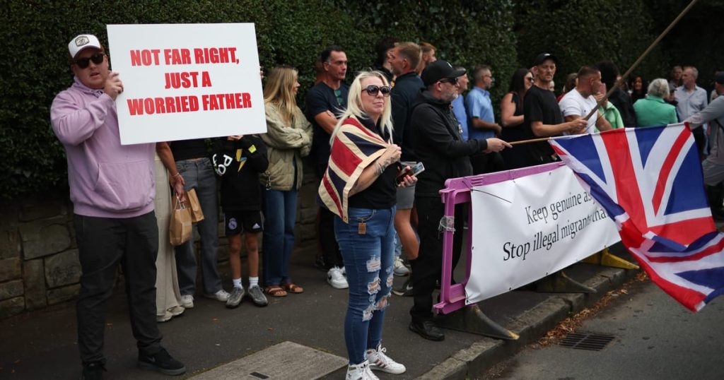 Farage parcourt une ligne fine alors que l'anti-migrant proteste à la rage