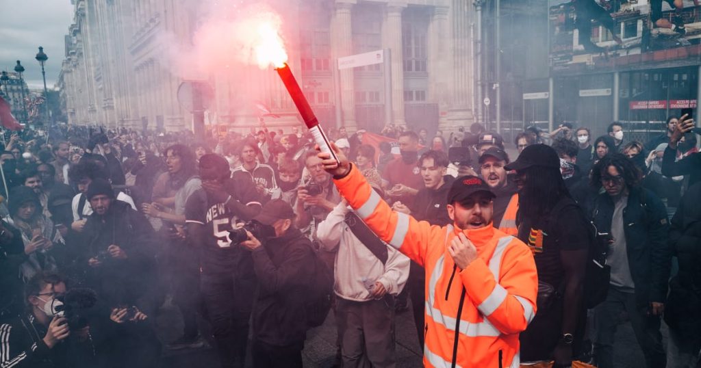 Le nouveau Premier ministre français fait face à des frappes massives au milieu des pourparlers budgétaires périlleux