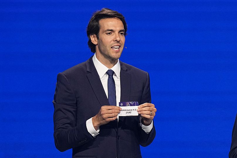 L'ancienne joueuse brésilienne Kaka affiche Galatasaray lors du tirage au sort de la Ligue de football de la Ligue des champions à Monaco, 28 août 2025