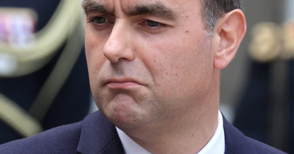 Lecornu prend son tour sur la corde raide politique de la France
