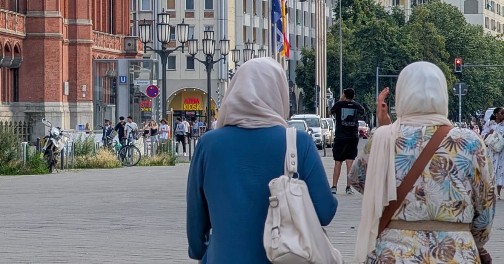 Un député conservateur lance une pétition pour interdire les foulards islamiques au Parlement européen