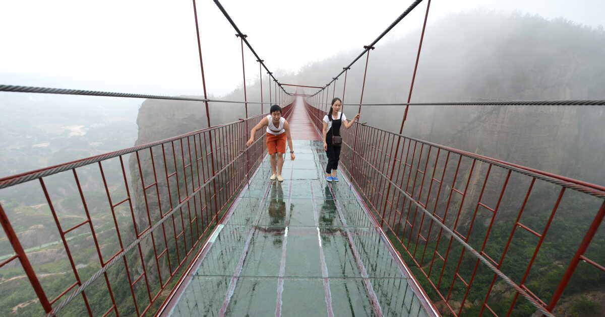 En Chine un pont de verre cède et piège un touriste à 100 m de haut