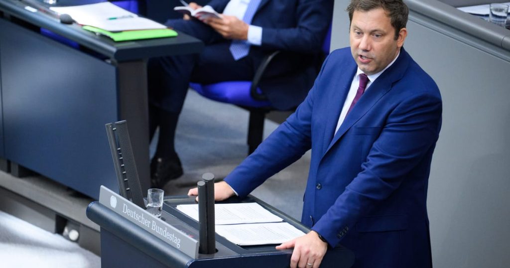 Klingbeil en Allemagne annonce des investissements record, mais met en garde contre la ceinture de ceinture