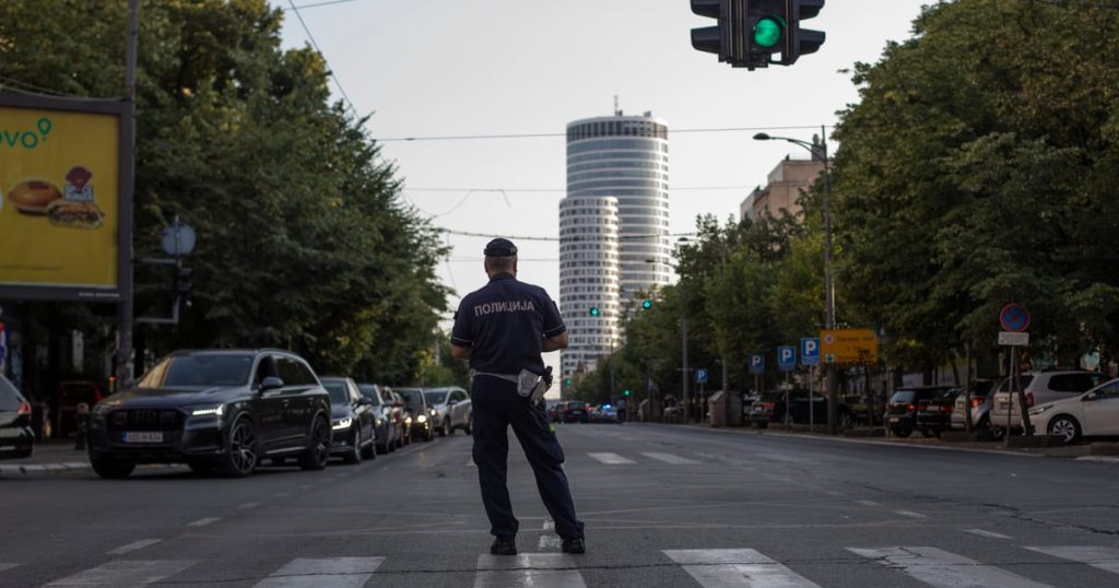 La Serbie arrête 11 pour attacher des tensions à Berlin et à Paris avec des têtes de peinture et de porcs