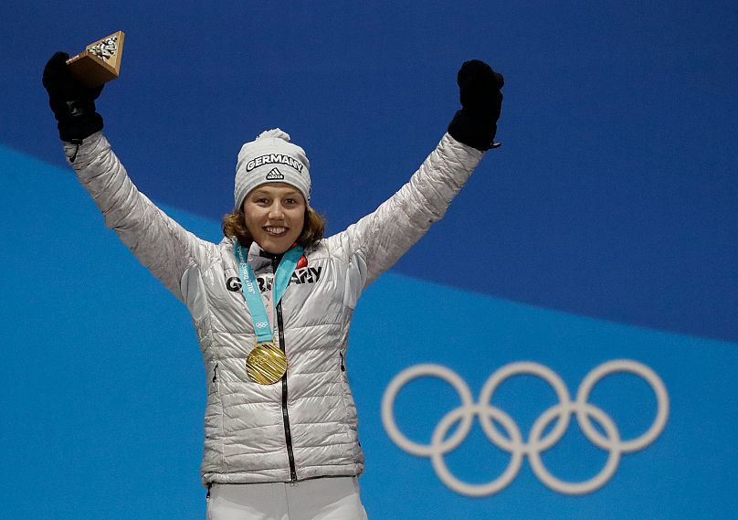 La médaillée d'or du sprint de 7,5 km pour femmes Laura Dahlmeier célèbre lors de la cérémonie des médailles aux Jeux olympiques d'hiver 2018 à Pyeongchang, en Corée du Sud, le 11 février 2018.