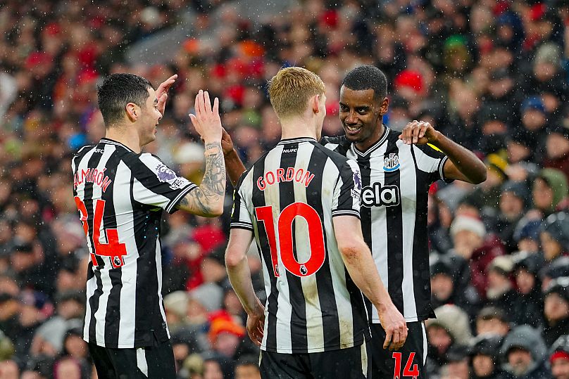 Alexander Isak de Newcastle, à droite, célèbre avec ses coéquipiers, le 1er janvier 2024.