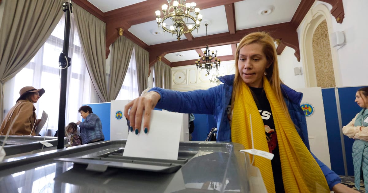 Les flics moldaves raid des médlers soupçonnés de russe avant les élections