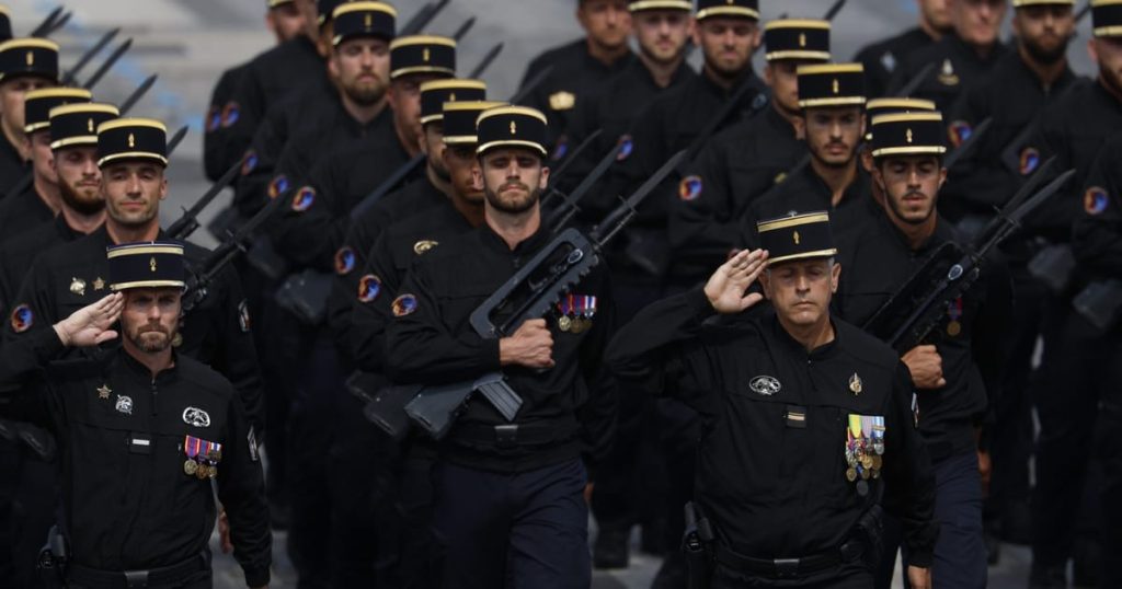 Les risques de crise politique de la France retardent l'accumulation militaire