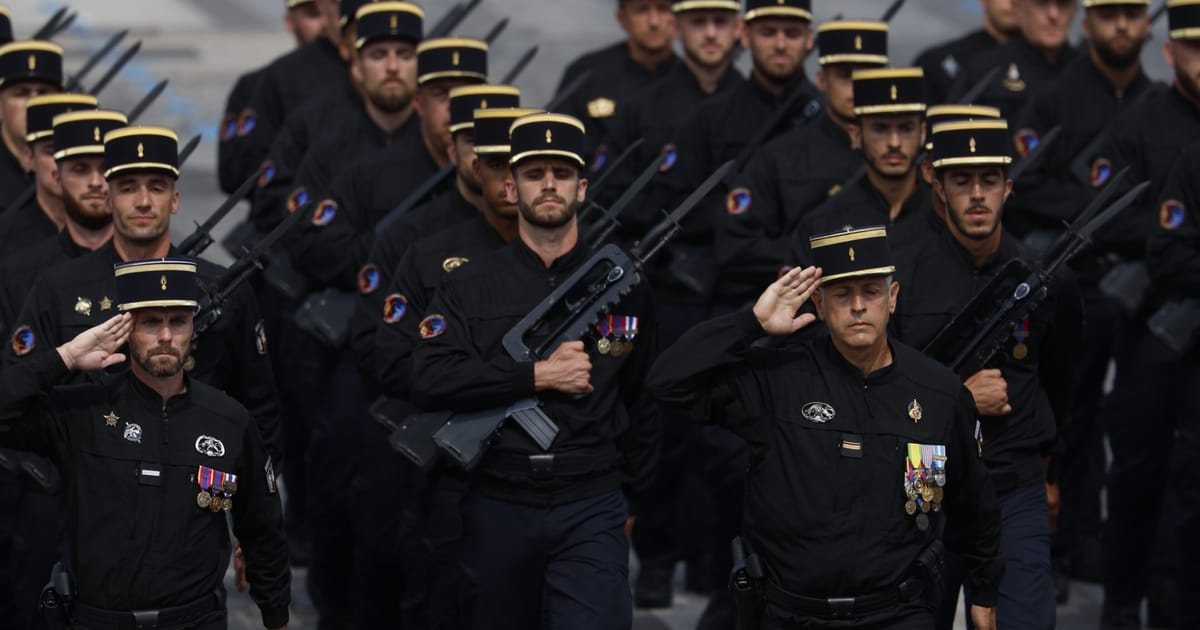 Les risques de crise politique de la France retardent l'accumulation militaire