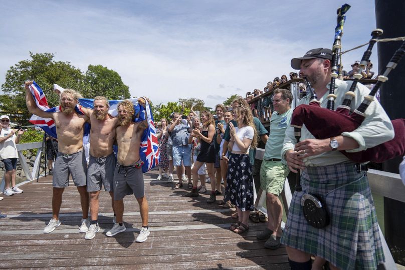 Scottish Brothers, Ewan, Jamie et Lachlan, MacLean React après avoir terminé leur rangée record du Pérou à travers l'océan Pacifique à Cairns, Australie, samedi 30 août