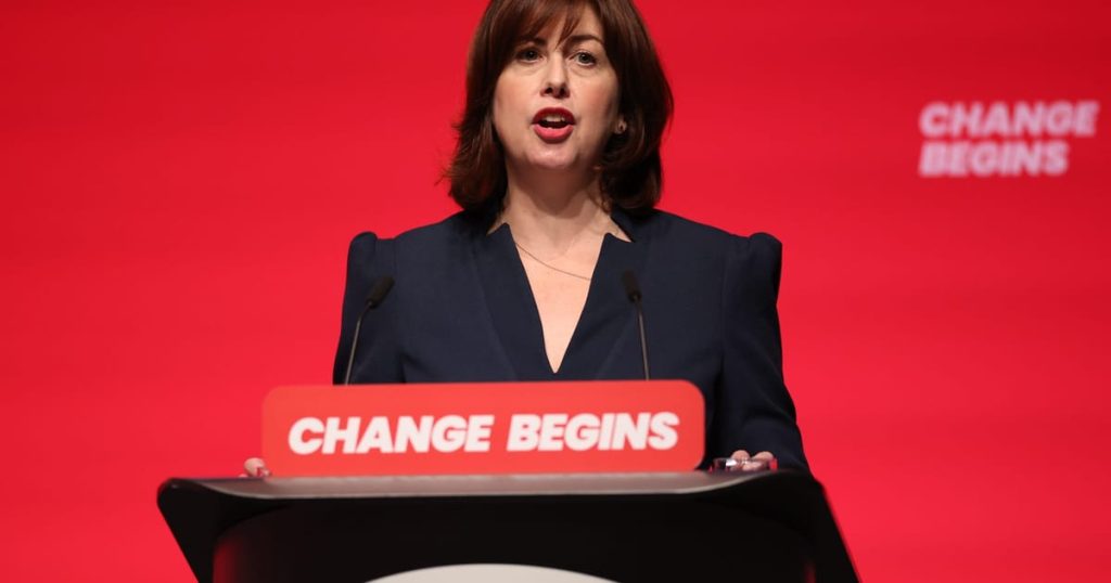 Lucy Powell appelle les commentaires «mal avisés» des médias sociaux de son rival de leadership adjoint, Bridget Phillipson