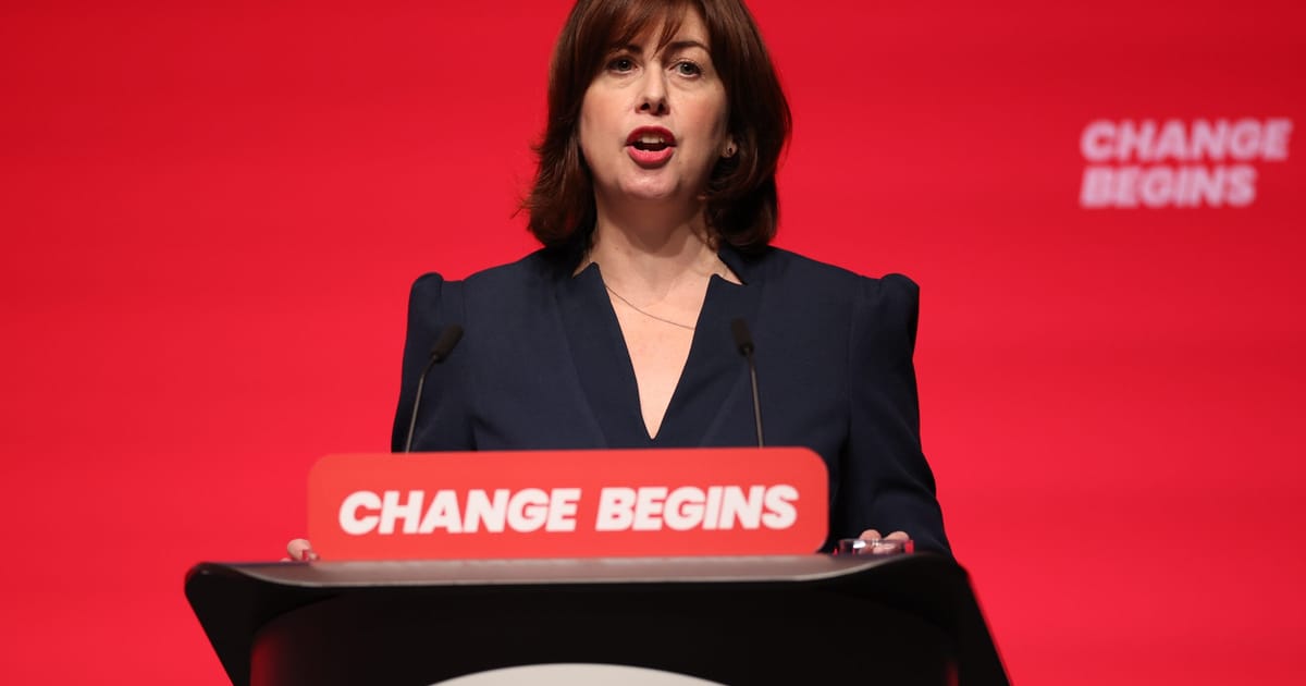 Lucy Powell appelle les commentaires «mal avisés» des médias sociaux de son rival de leadership adjoint, Bridget Phillipson