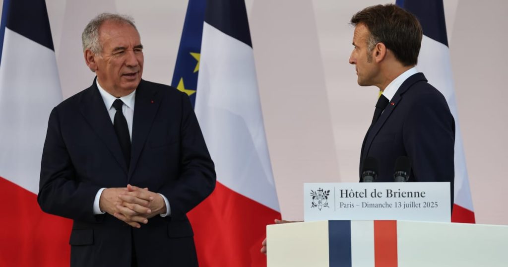 Macron se penchant vers le remplacement rapidement de Bayrou si le PM français tombe