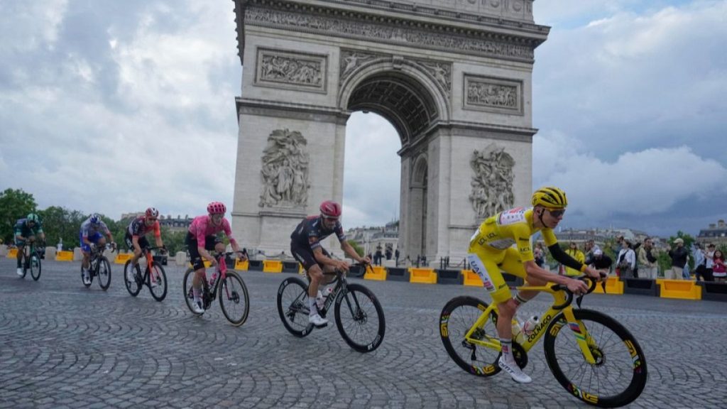 Tour de France 2025: Van Aert remporte la dernière étape, Pogačar remporte le quatrième titre en pluie Finale