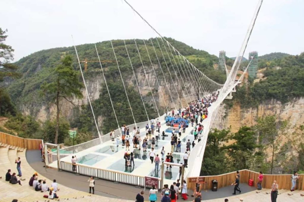 Un pont de verre cède et piège un touriste à 100 m de haut