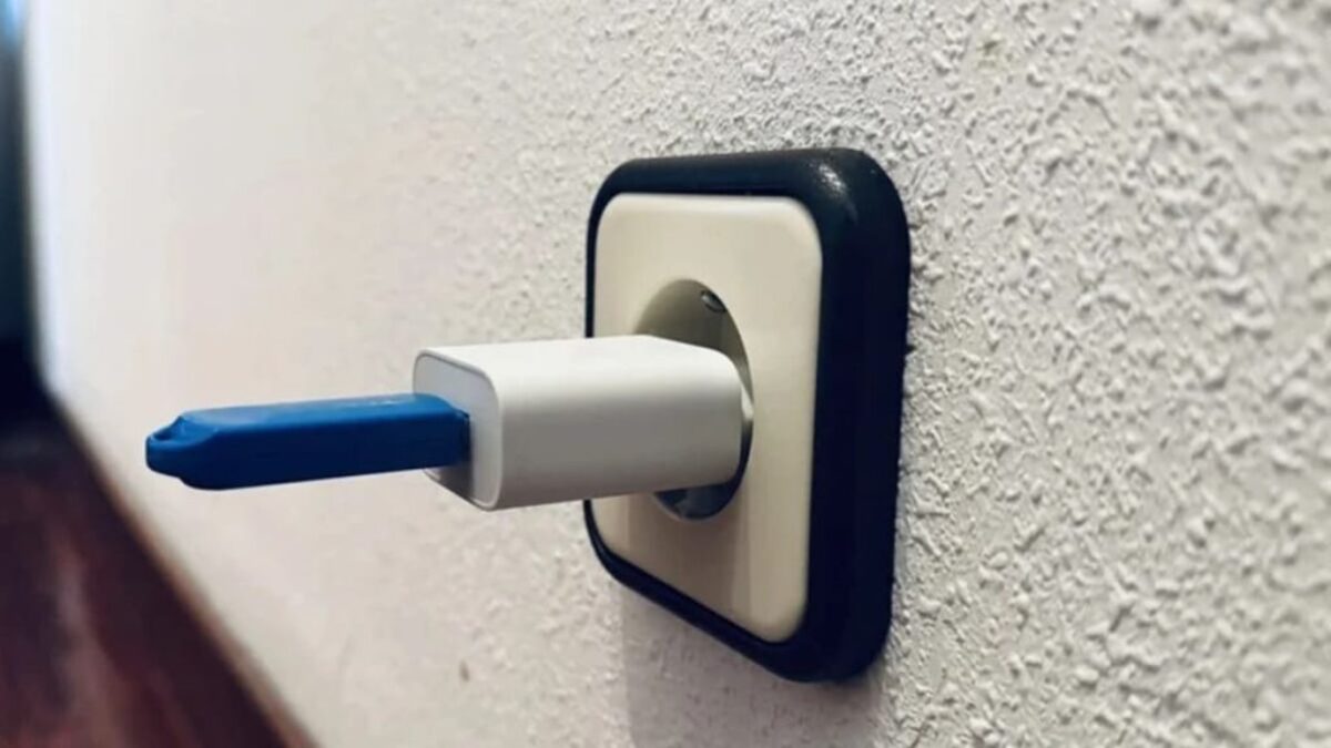 clé USB sur un chargeur