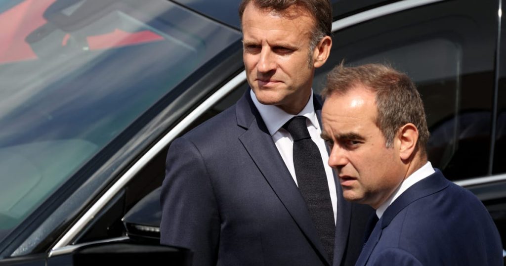 Farce française: Macron accepte la démission de PM, puis le tâche avec des pourparlers d'urgence