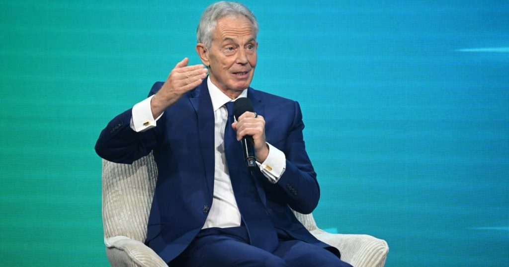 Tony Blair dit que le Royaume-Uni devrait abandonner ses objectifs en matière d'énergie propre