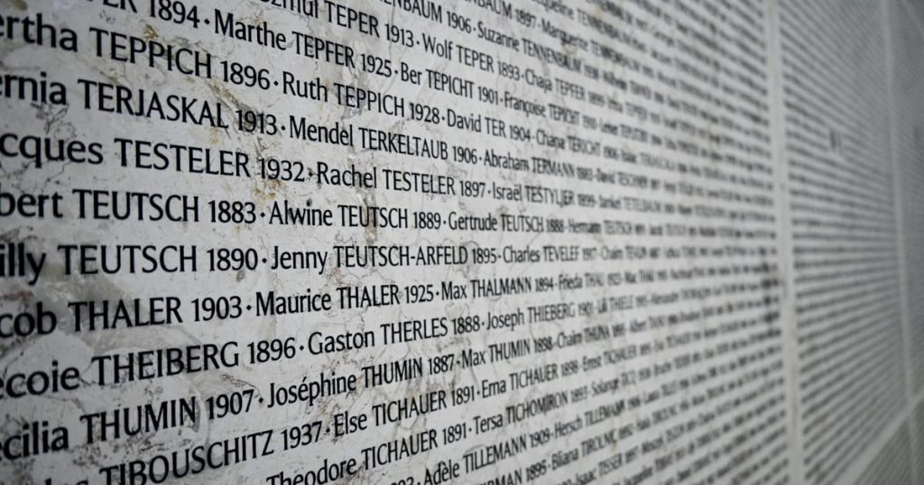 Poutine hante le tribunal de Paris lors du procès des mains rouges