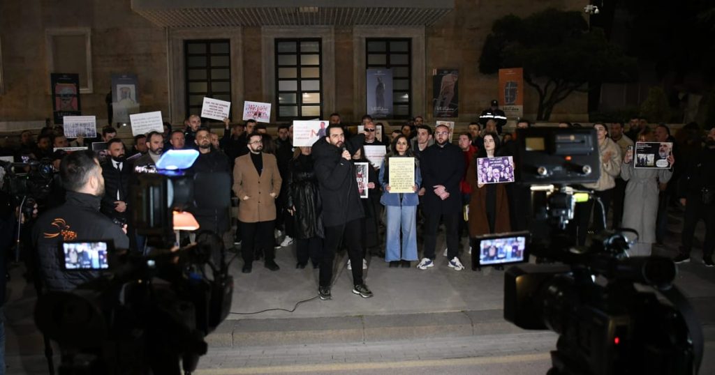 Comédien qui satirise le PM albanais Edi Rama à la télévision des courses pour le maire de Tirana