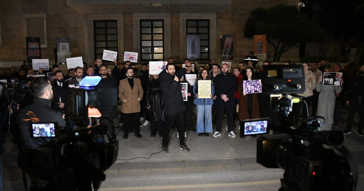 Comédien qui satirise le PM albanais Edi Rama à la télévision des courses pour le maire de Tirana