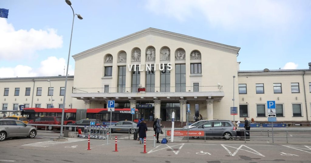 Des ballons à l'hélium transportant des cigarettes de contrebande ont fermé le principal aéroport de Lituanie