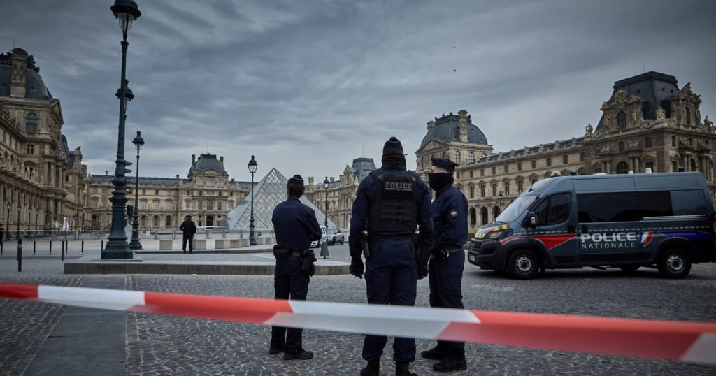 Deux auteurs présumés du braquage du Louvre admettent "partiellement" leur implication