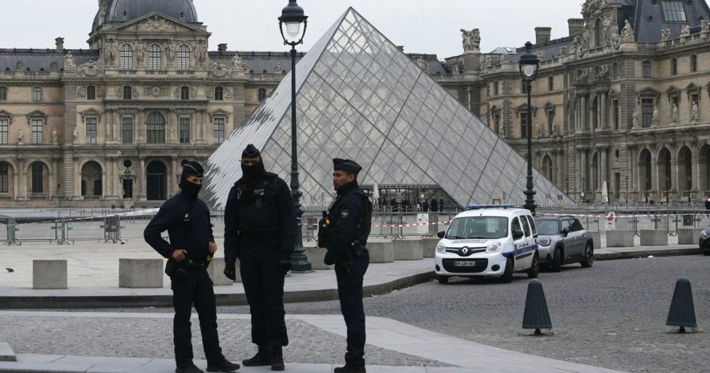 La France procède à des arrestations dans le cadre d'un vol effronté de joyaux du Louvre