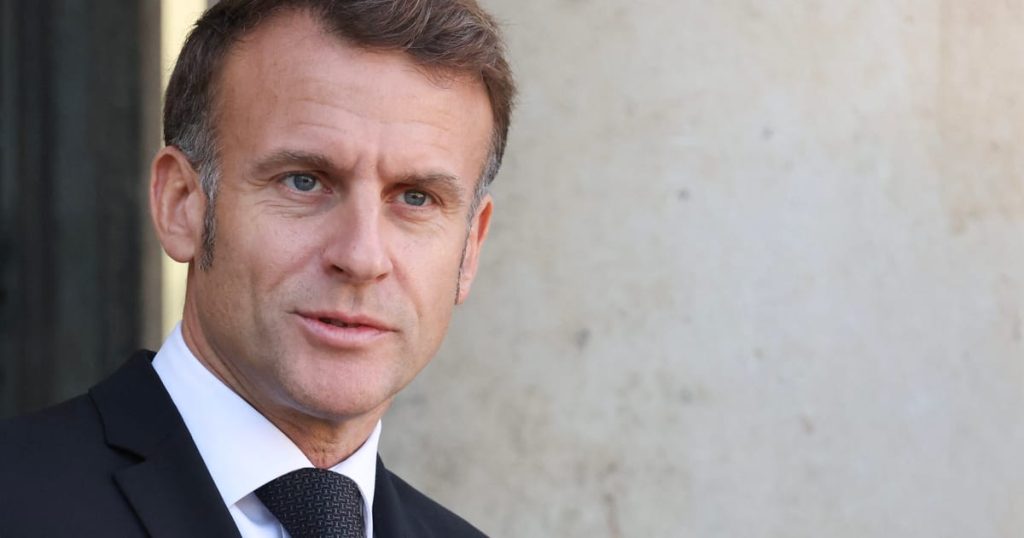 La cote de popularité de Macron tombe à un plus bas historique