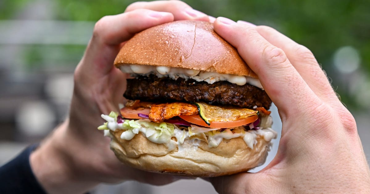 Le Parlement européen vote l’interdiction des hamburgers végétariens – puis les sert au déjeuner