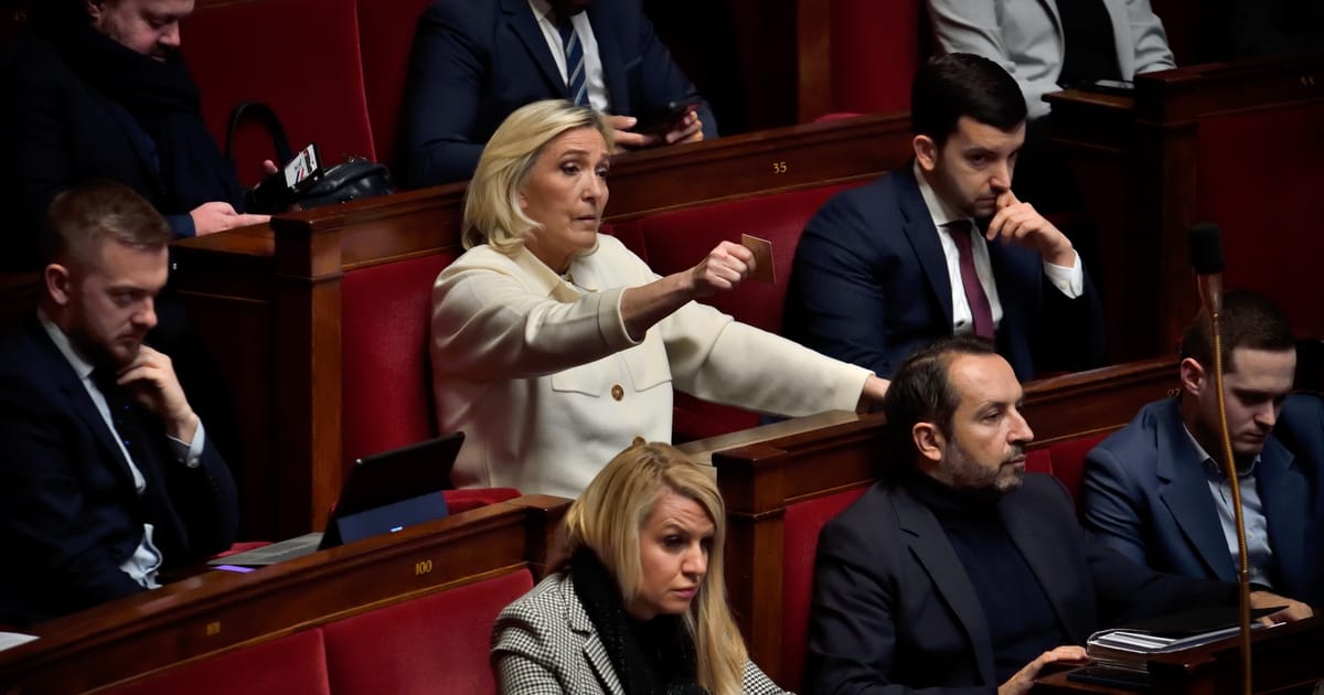 Le Parti du Pen atterrit les meilleurs emplois au Parlement français avec l'aide des alliés de Macron
