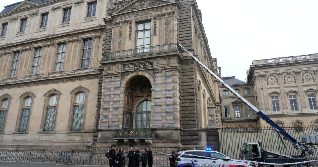 Le musée du Louvre fermé après un vol